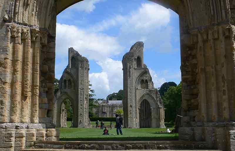 The ruin through a stone-built arch.